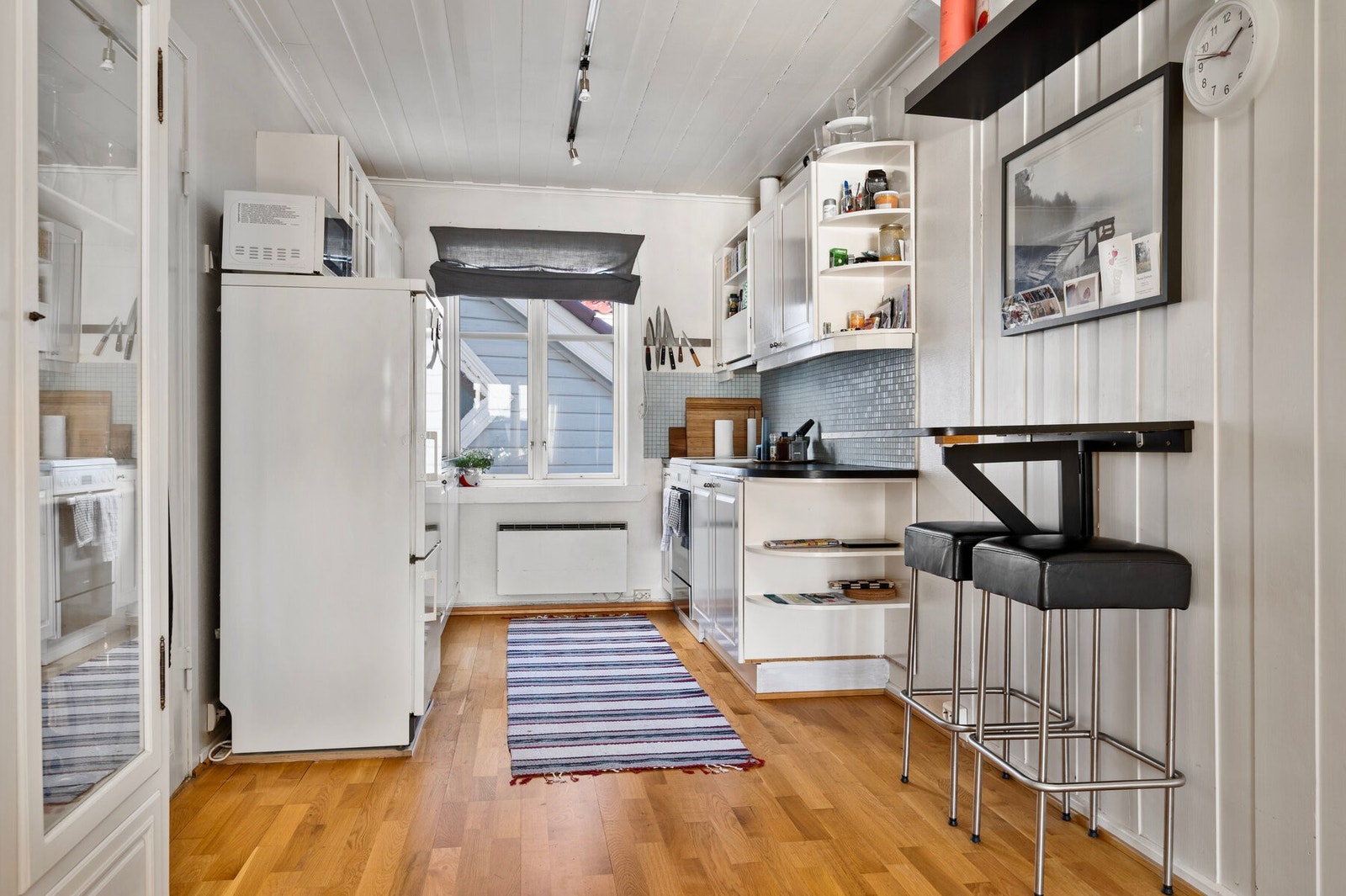 Kjøkkenet ligger i åpen løsning mot stuen. Galleribilde