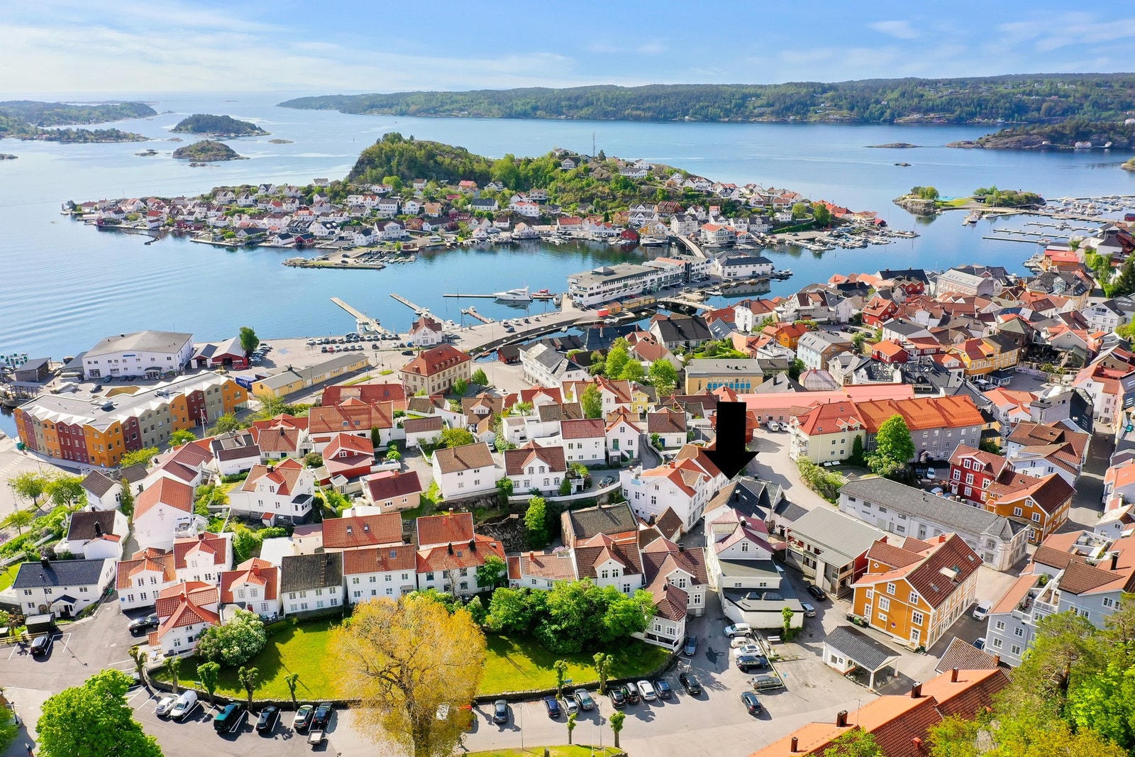 Bygården ligger sentralt og i det sjarmerende boligområdet Andølingen, historisk del av Kragerø. Galleribilde