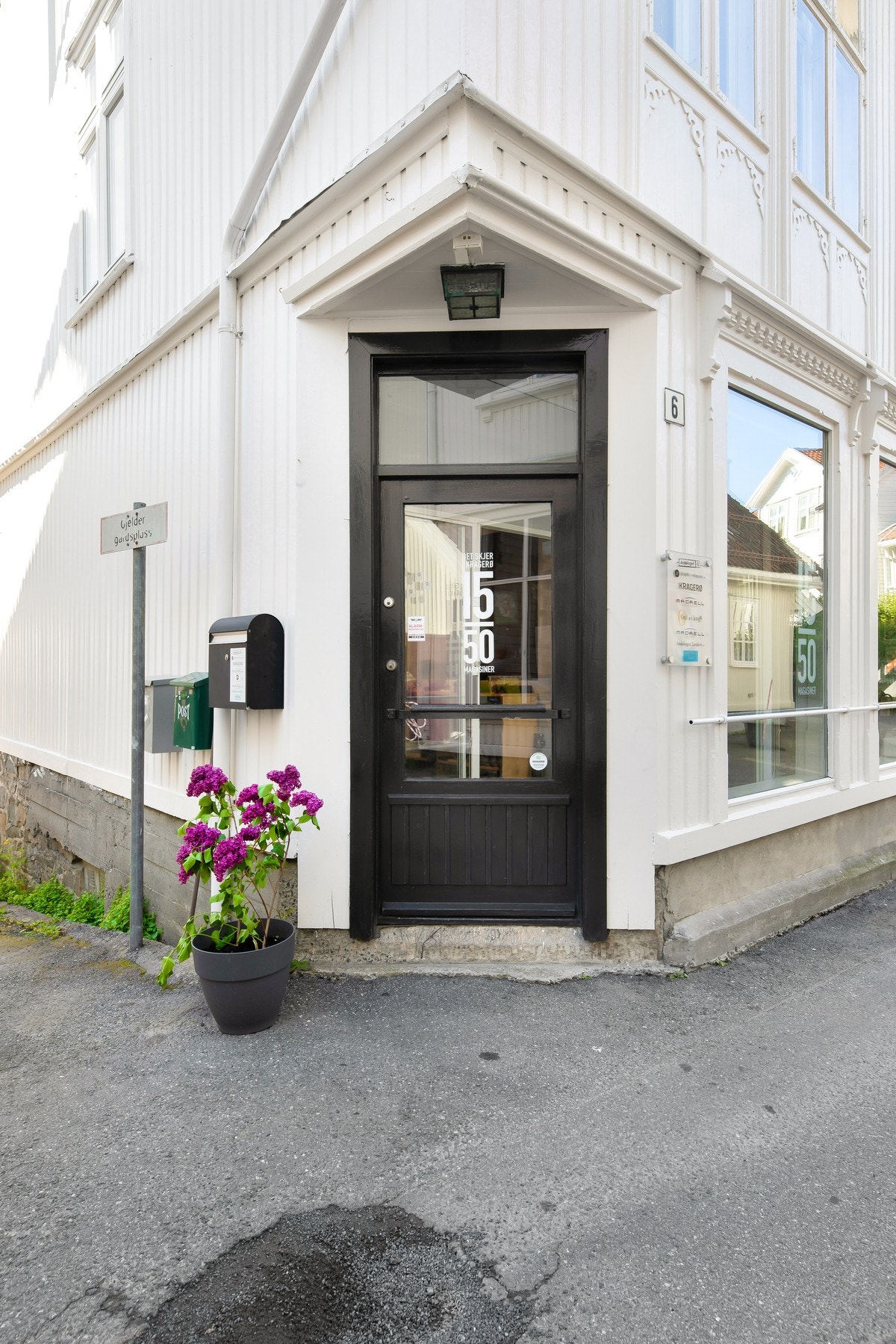 Lokalene i første etasje har inngang via to glassdører fra den sjarmerende gaten. Galleribilde