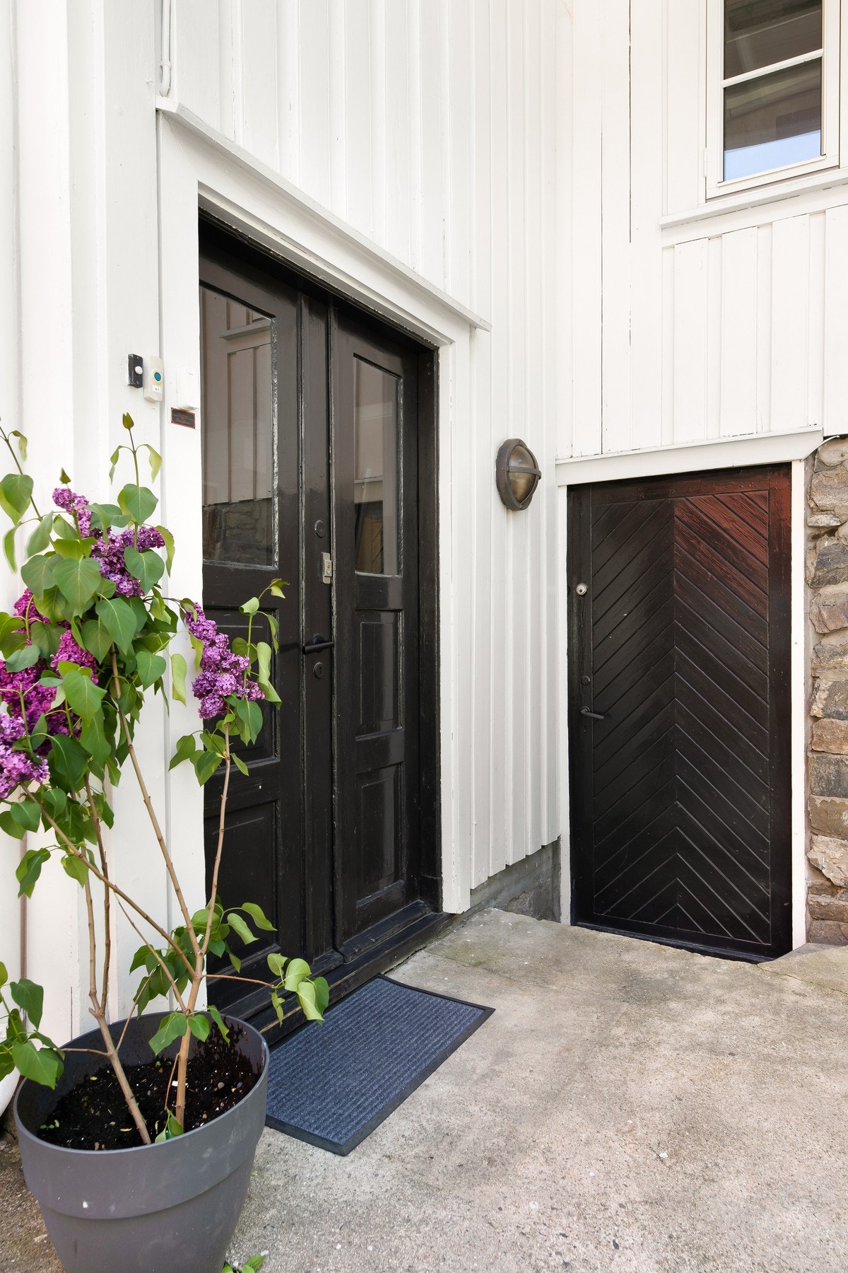 Ekstra lagringsplass finnes i tre kjellerboder, og det er egen inngang til kjelleretasjen. Galleribilde