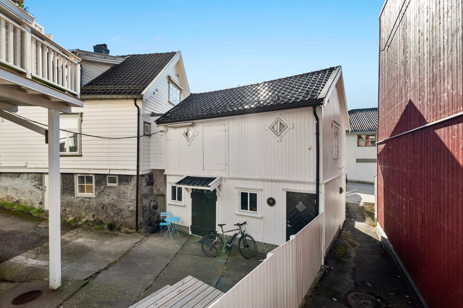 Sidebygget strekker seg over to etasjer, med kontor og wc i første etasje. Galleribilde