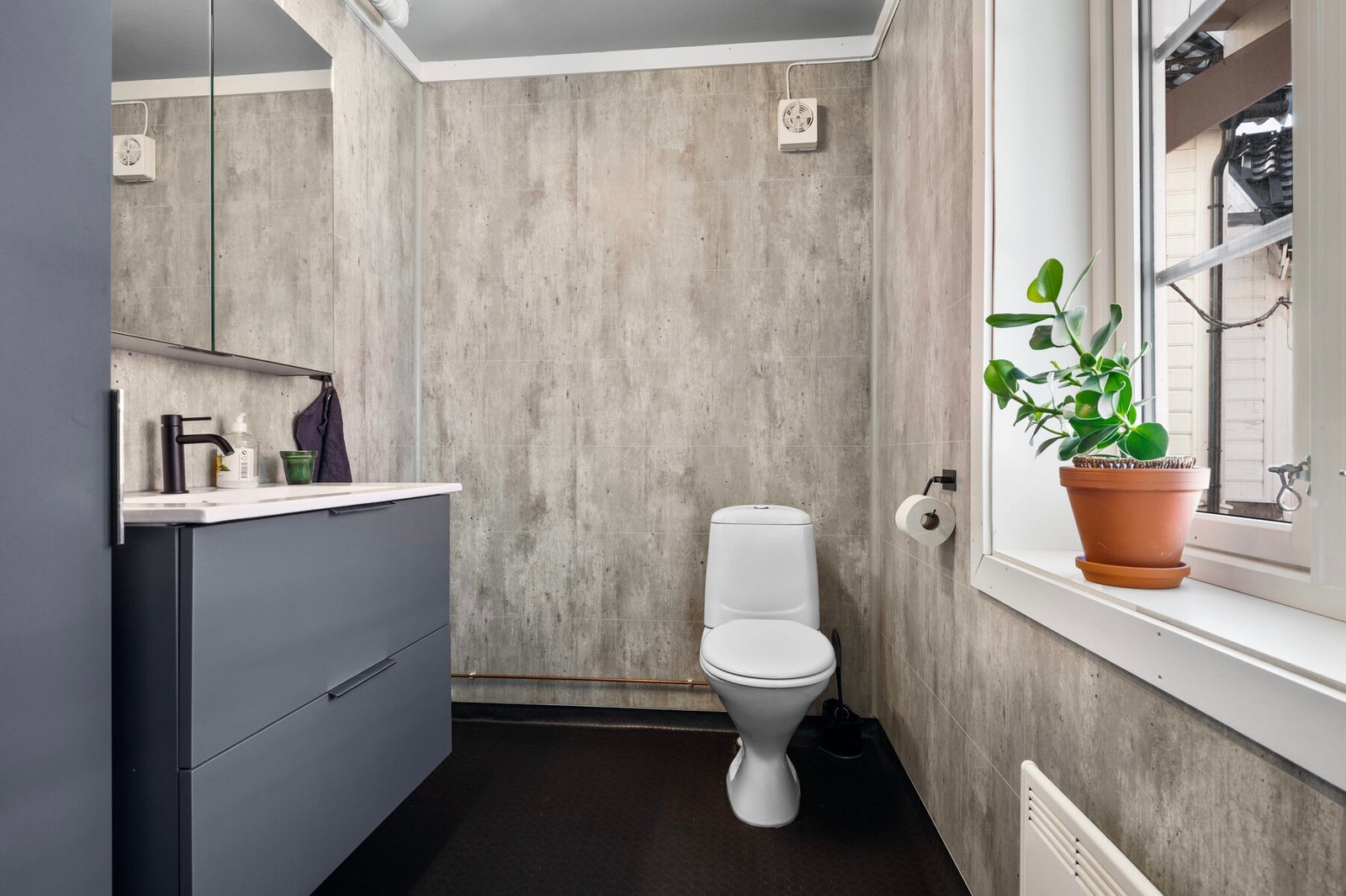 Oppusset WC rom videre forbi kjøkkenet. Galleribilde