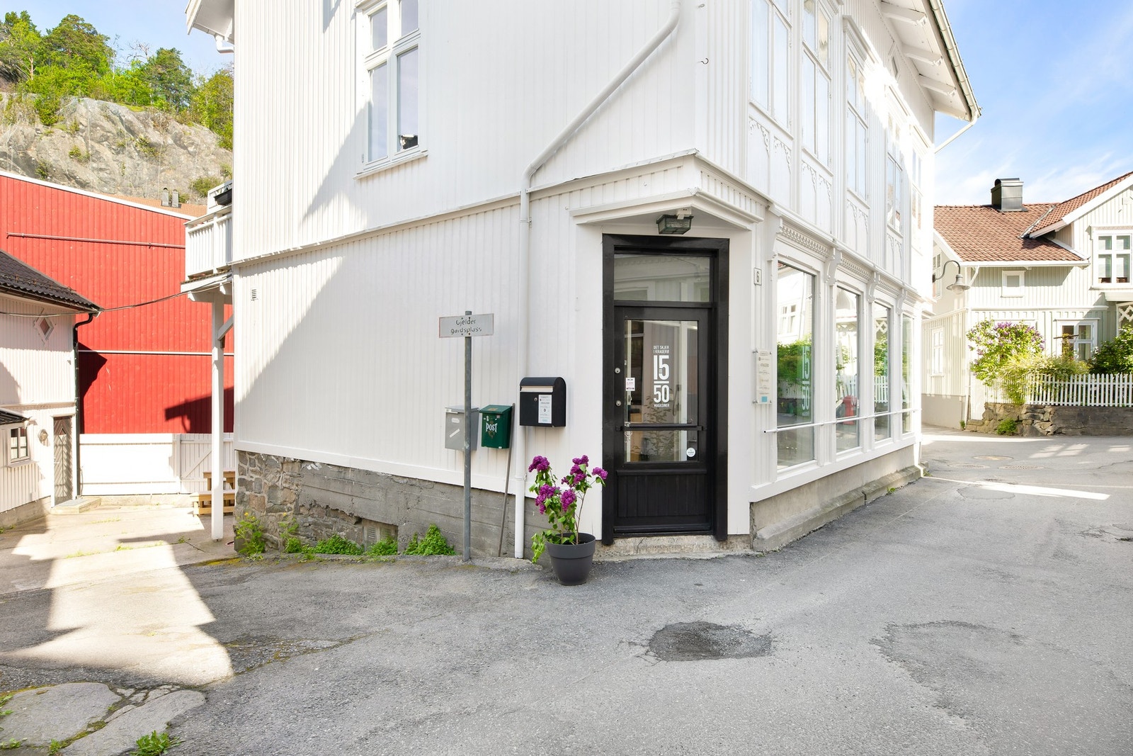 Hovedbygget rommer et butikklokale med store utstillingsvinduer, tre kontorer i første etasje. Galleribilde