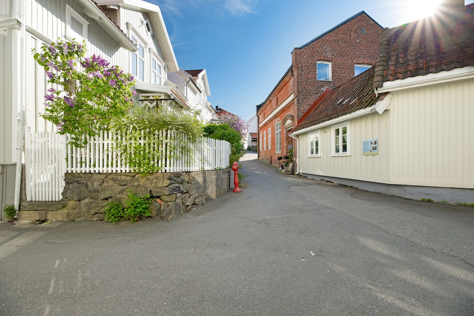 Eiendommen ligger i en historisk del av Kragerø, kjent for sin unike sjarm og velbevarte bygninger. Galleribilde