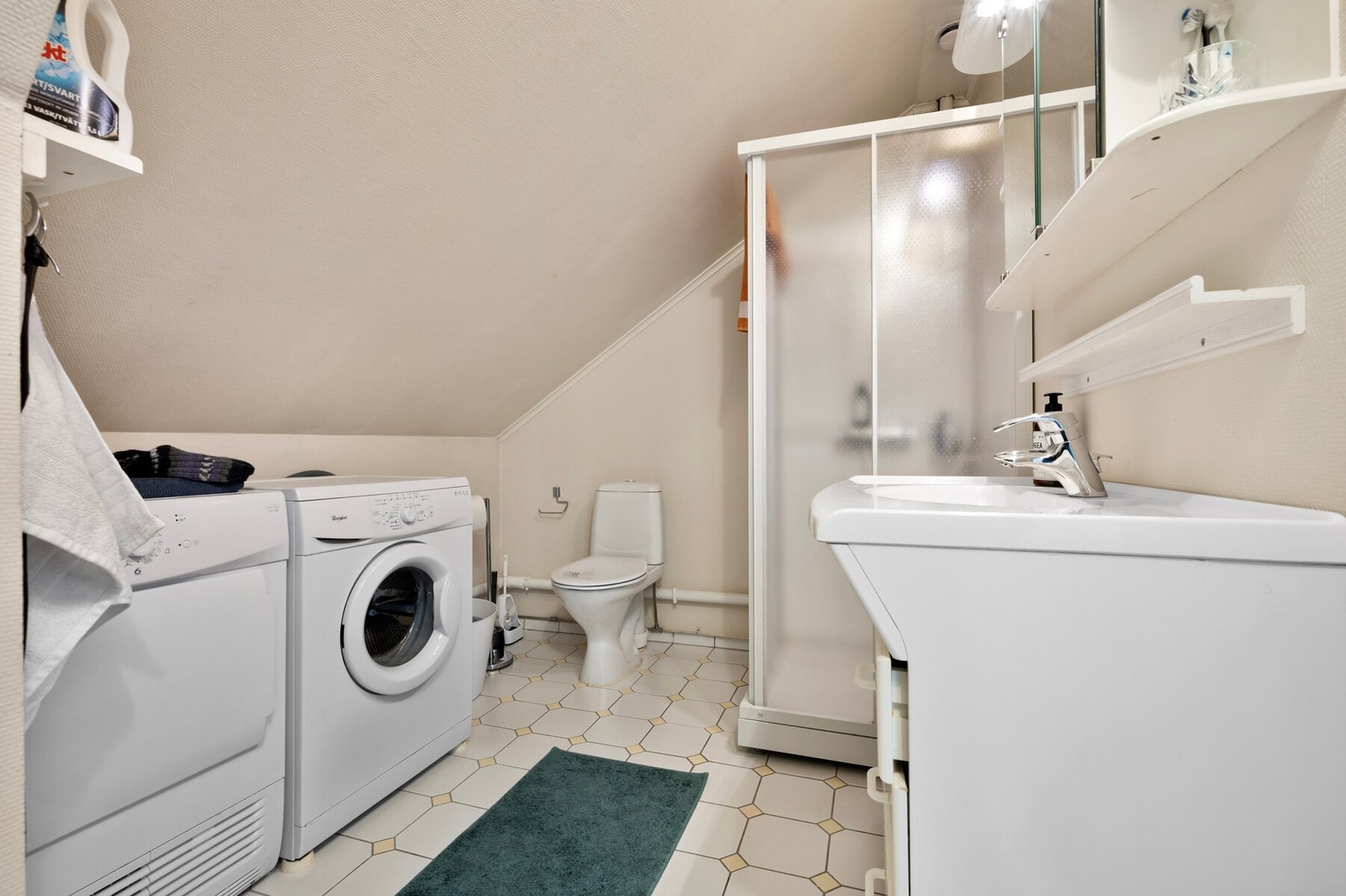 Badet er utstyrt med toalett, dusjkabinett og opplegg for vaskemaskin. Galleribilde