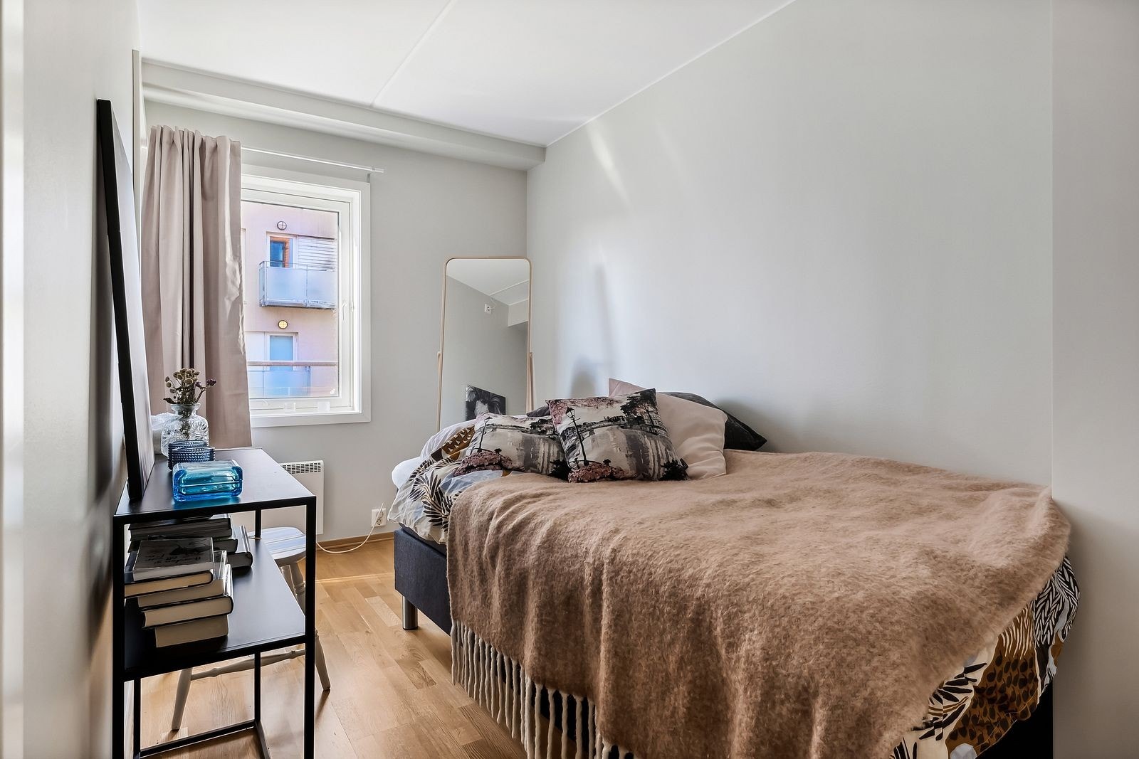 Soverom med to dører og tilgang til bod Galleribilde