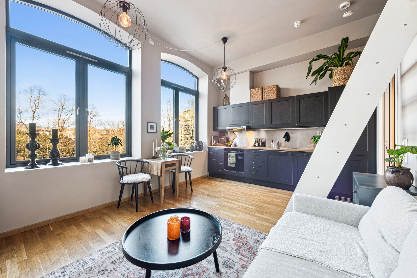 Lys og luftig stue med takhøyde på 3,30 meter som skaper en romslig og åpen følelse. Galleribilde