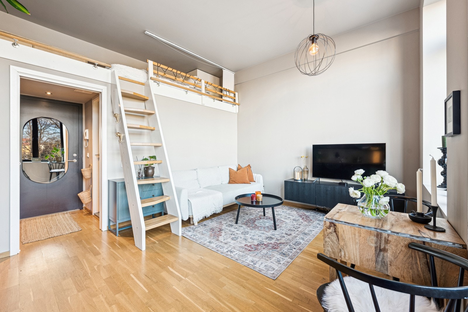 I stuen er det trappestige opp til hems på ca. 7,5 kvm i gulvflate (ikke målbart arealet). Galleribilde