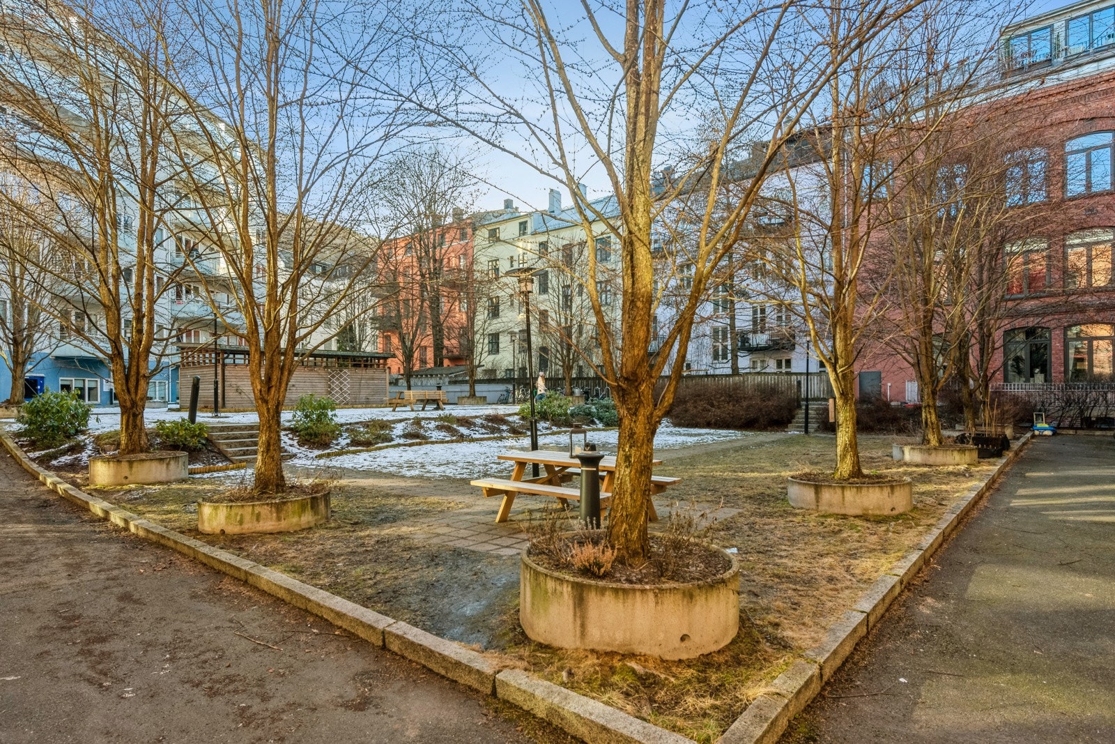 Koselig bakgård. Galleribilde