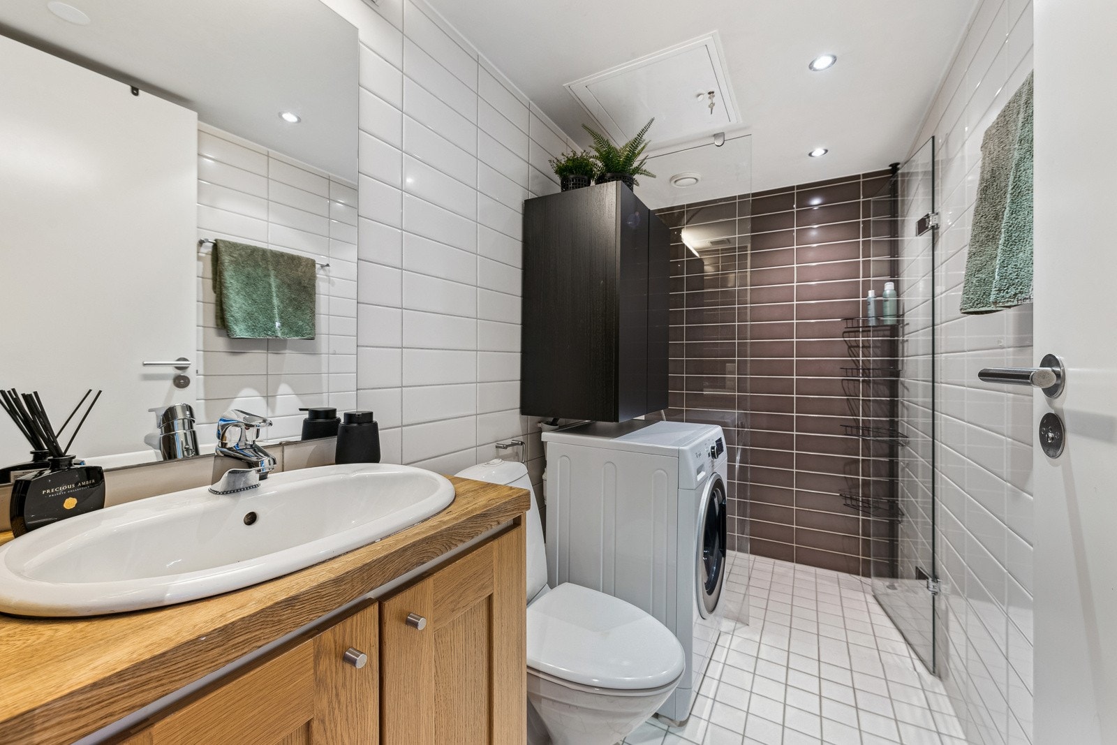 Flislagt, delikat baderom fra 2006 med varmekabler i gulv Galleribilde