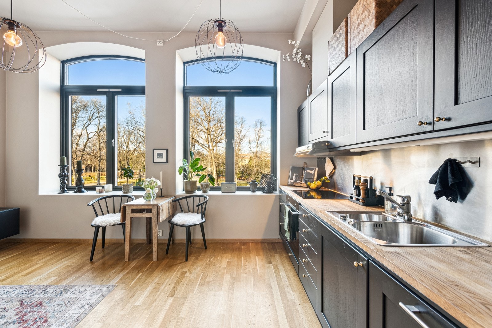 Lys, åpen og unik 1-roms med hemsløsning og store vinduer som gir godt med lys inn. Galleribilde