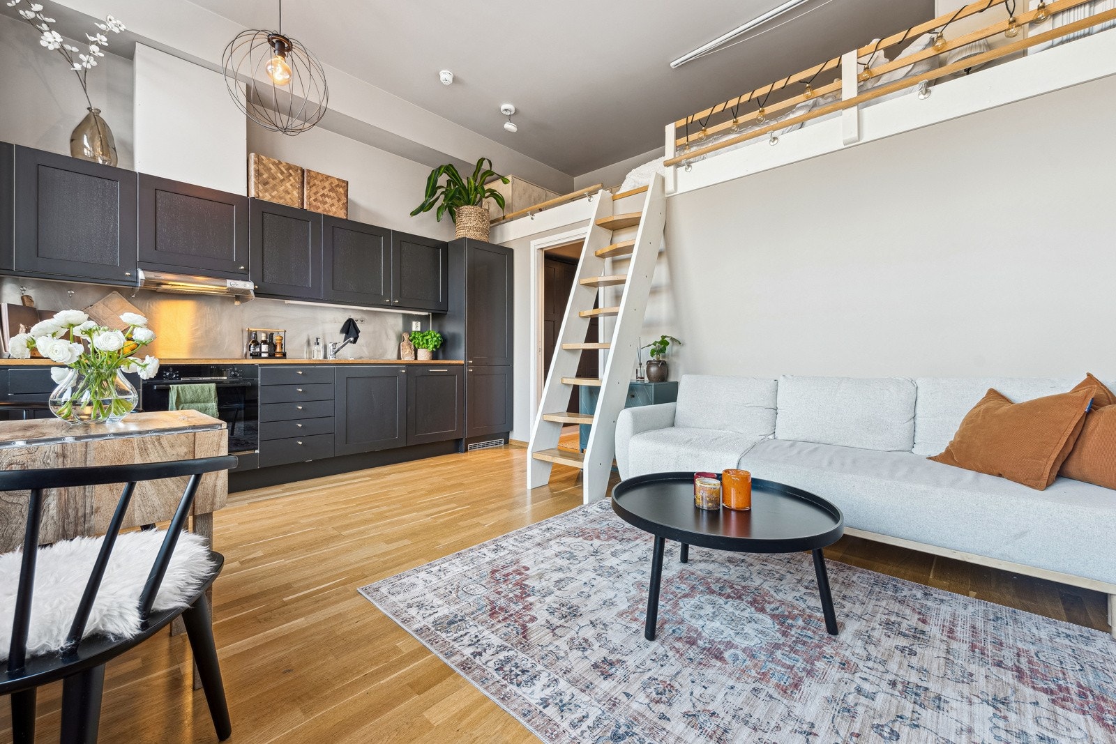 Lys og luftig stue med takhøyde hele på 3,30 meter! Galleribilde