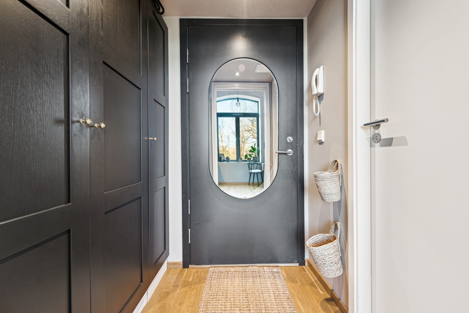 God plass til oppbevaring i garderobeskap som er plassert i entre. Galleribilde