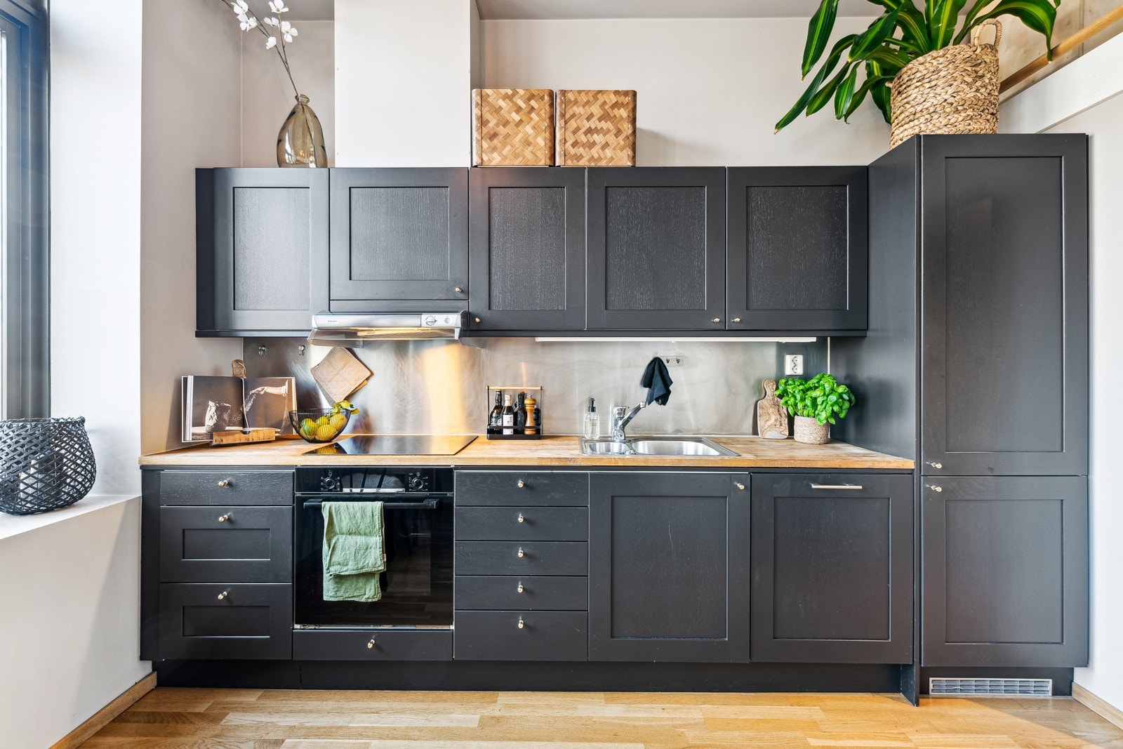 Pent og funksjonelt kjøkken fra 2006 med malte eikefinerte fronter og en heltre benkeplate. Galleribilde