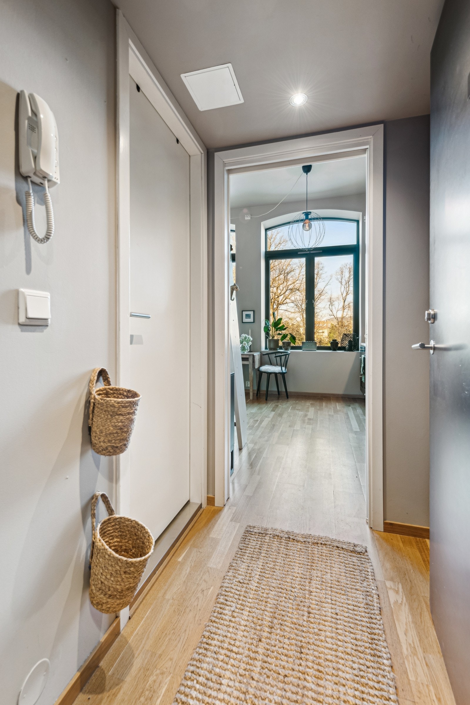 Entré/gang med eikeparkett på gulv. Brann- og lydklassifisert entredør. Galleribilde