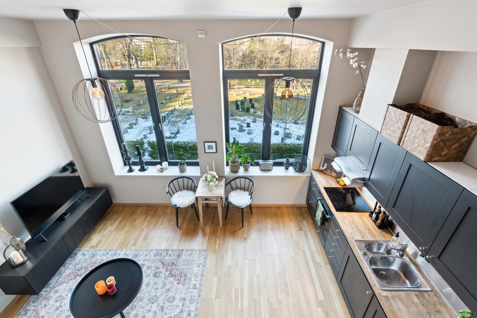 Lys og luftig stue med takhøyde hele på 3,30 meter! Galleribilde