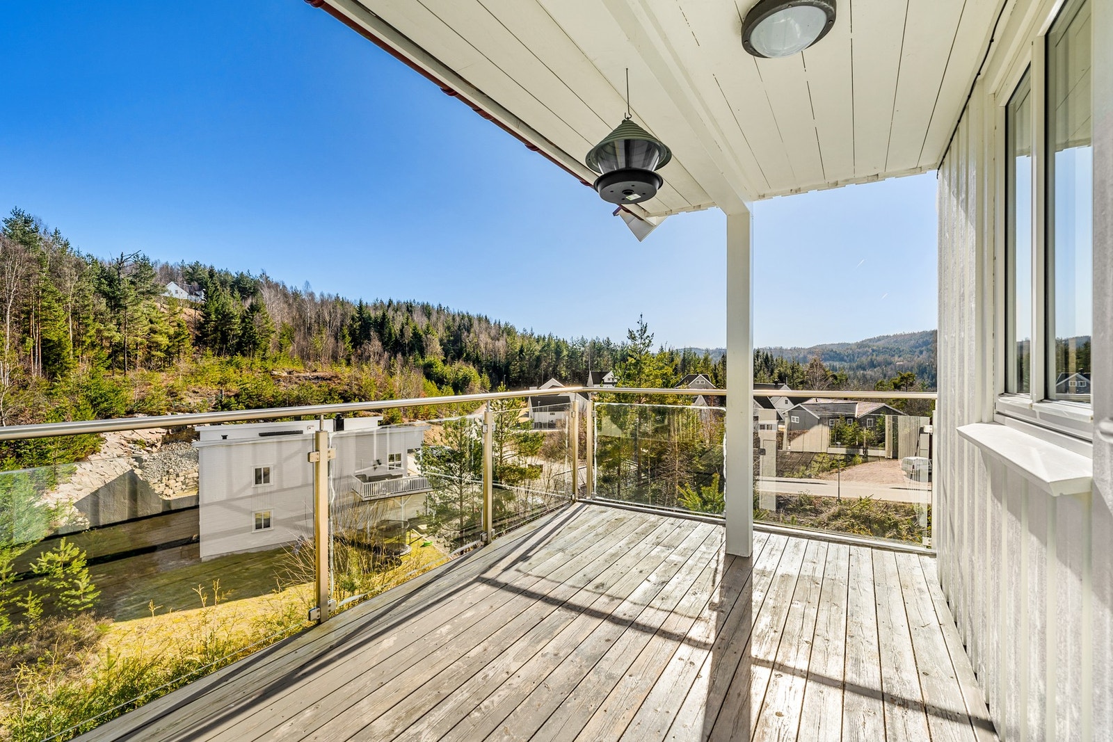 Stor terrasse med utgang fra stuen Galleribilde