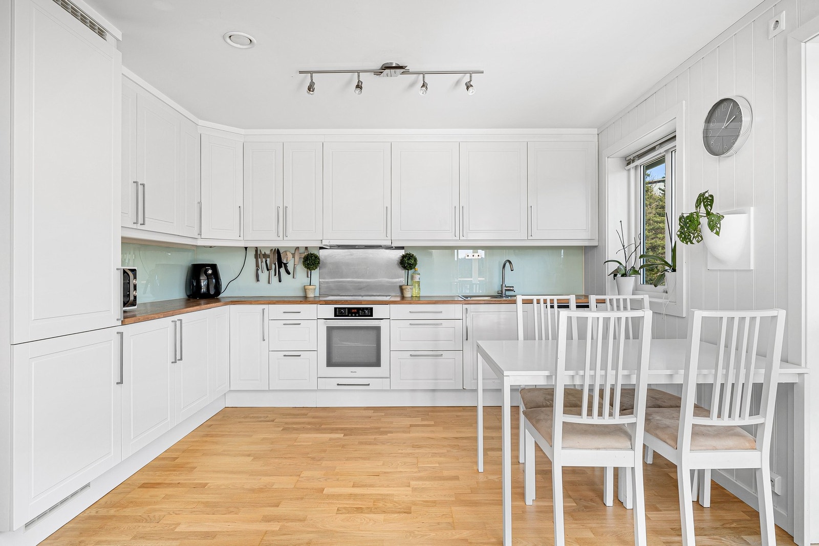 Kjøkken med god skapplass Galleribilde