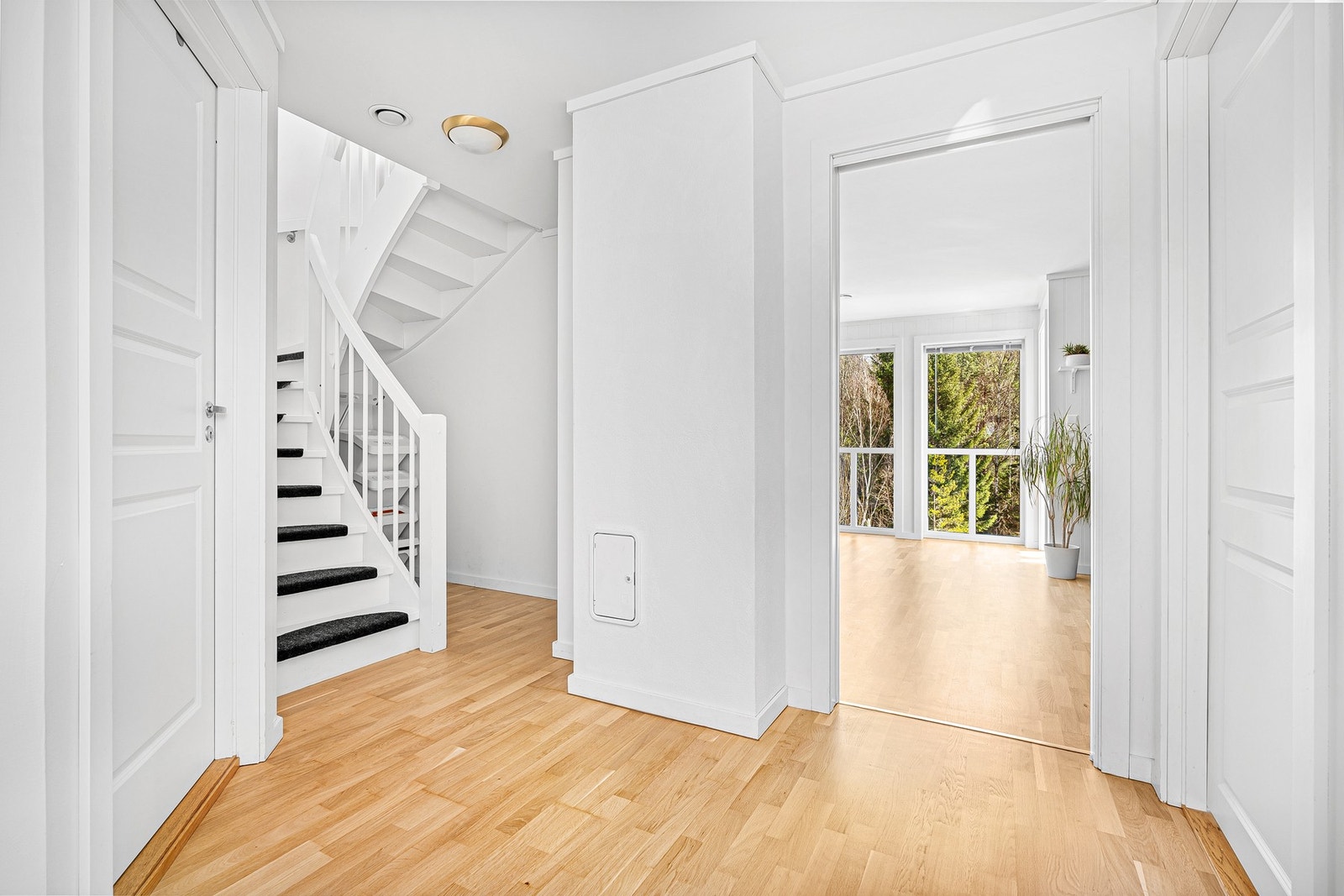 Entre med trapp til 2.etg. Galleribilde