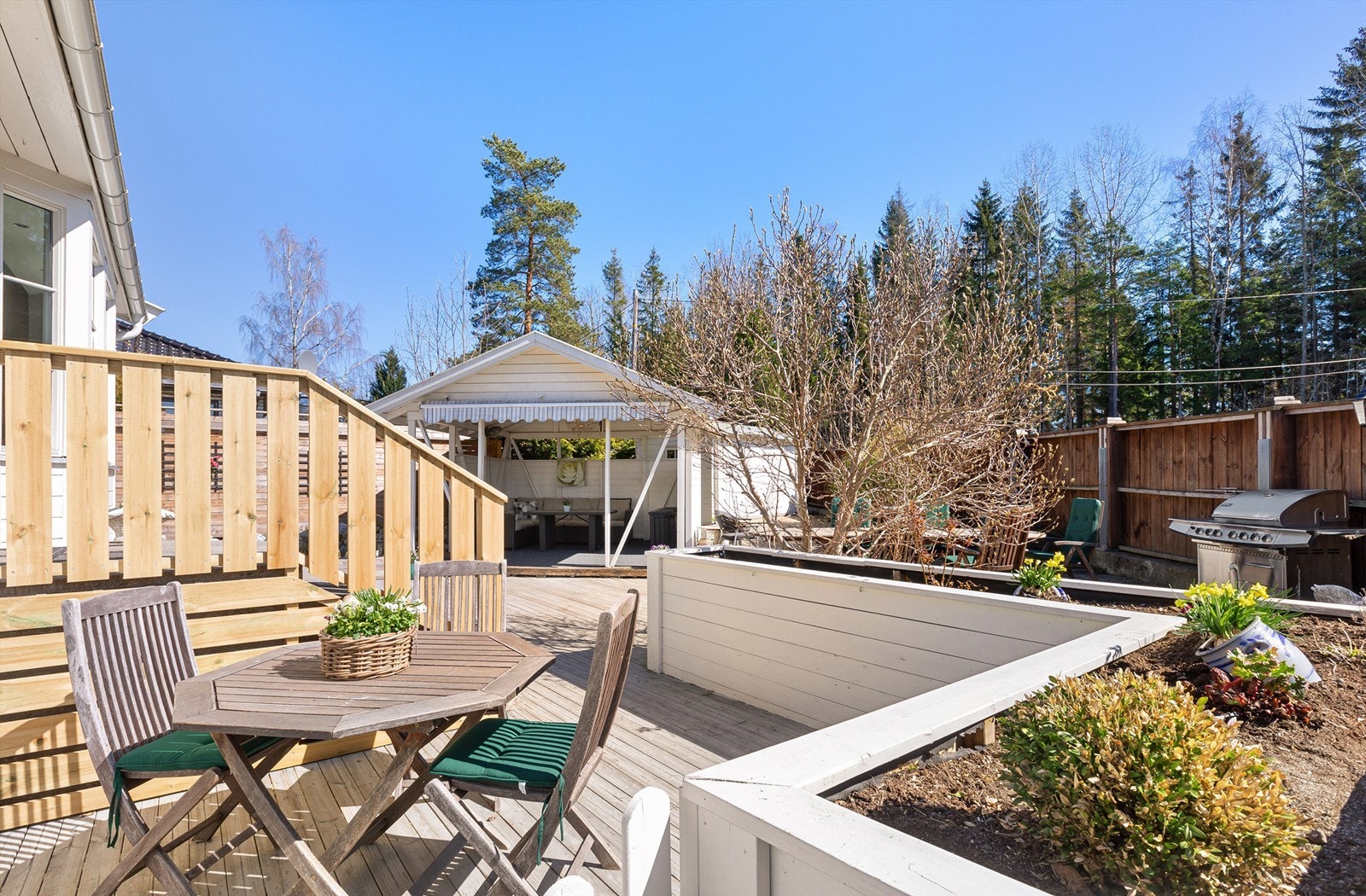 Lun og privat uteplass med utestue på baksiden av eiendommen - Utgang fra stue Galleribilde