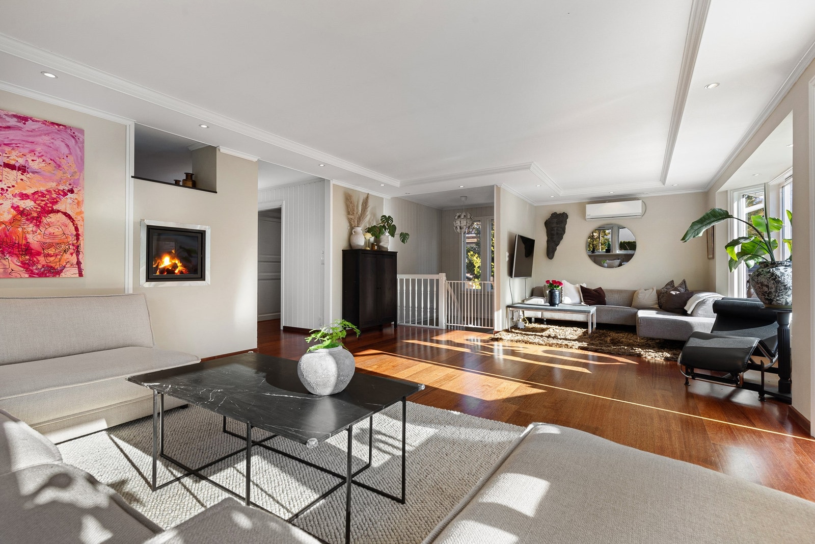 I stuen er det plass til tv avdeling samt en ekstra sosial sofaavdeling Galleribilde