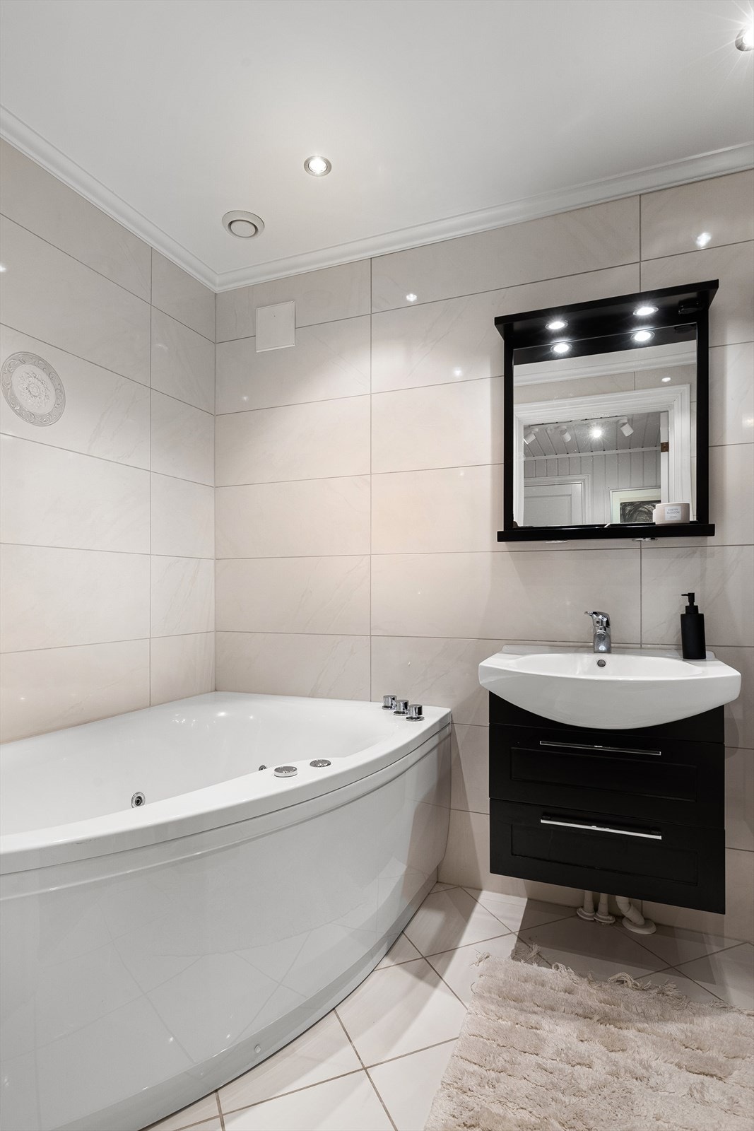 Pent flislagt bad med badekar i u.etg Galleribilde