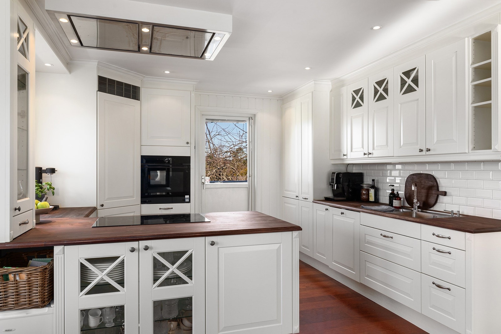 Lyst og pent kjøkken med integrerte hvitevarer Galleribilde