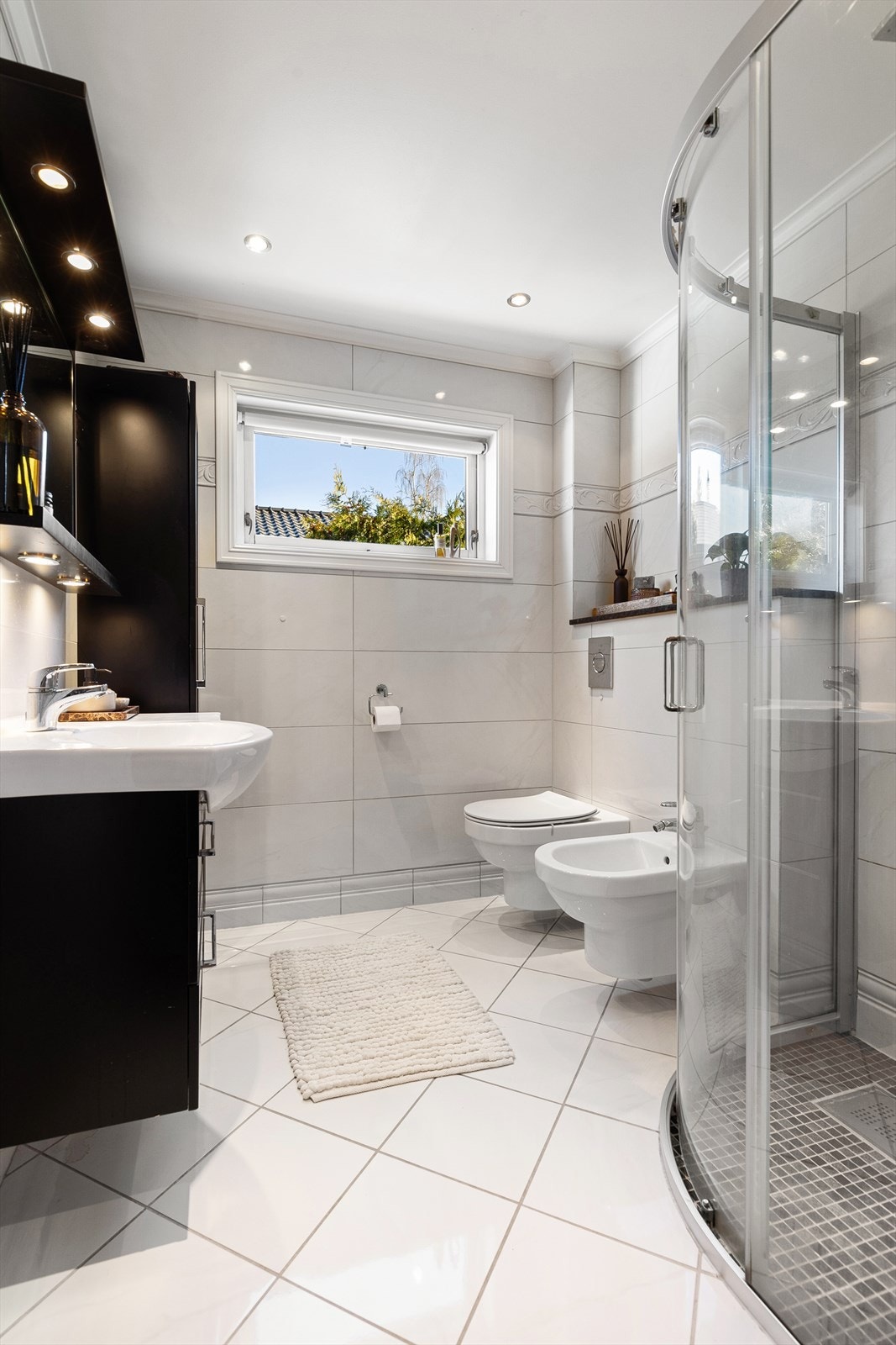 Bad i 1.etg - Lyse og tidløse fliser Galleribilde