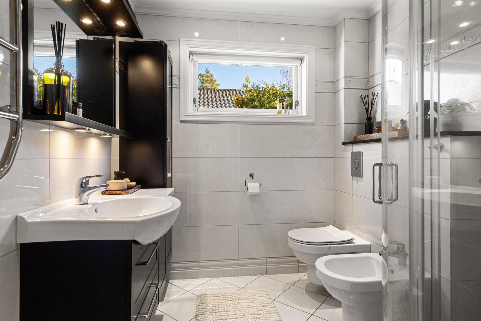 Flislagt bad med dusj i 1.etg Galleribilde