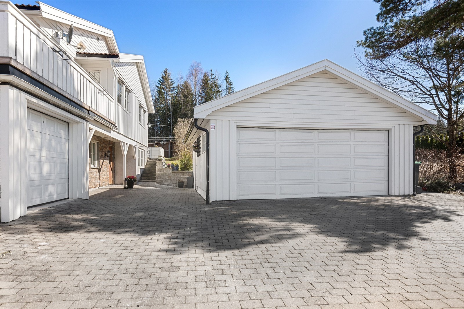 Frittstående dobbel garasje samt enkel garasje i tilknytning til huset Galleribilde