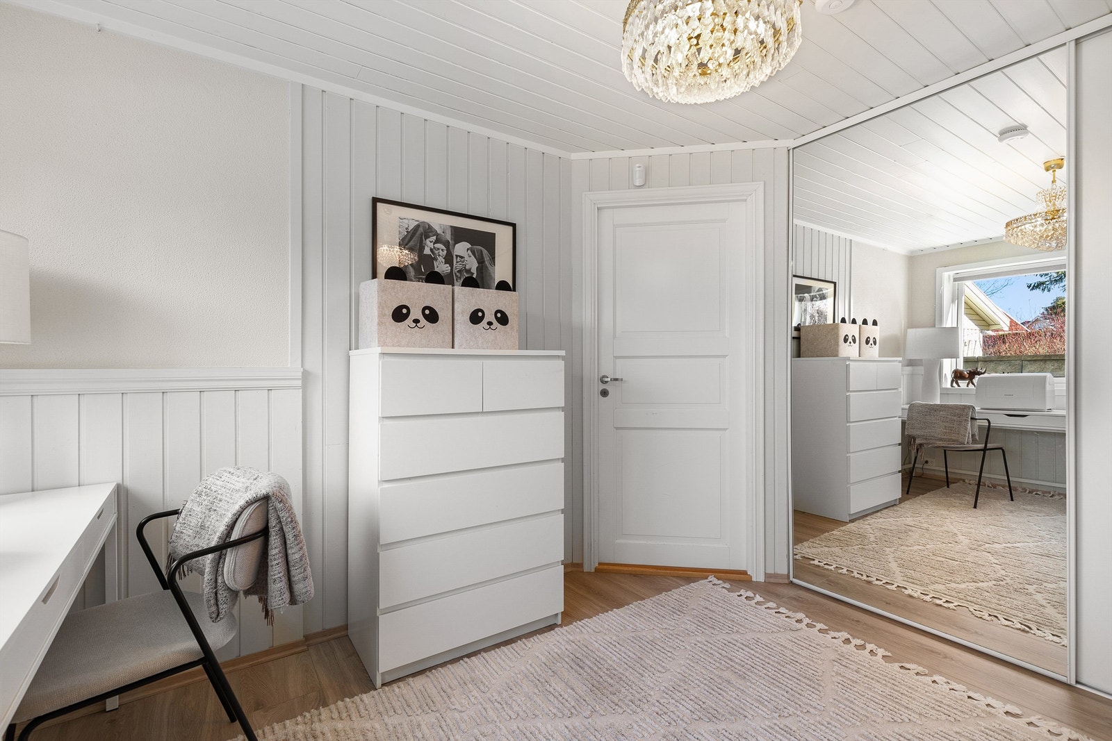 Soverom 2 ligger i u.etg - Her det en praktisk speilgarderobe Galleribilde