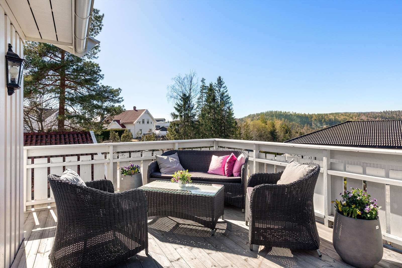 Solrikt beliggende terrasse utenfor stue og kjøkken Galleribilde