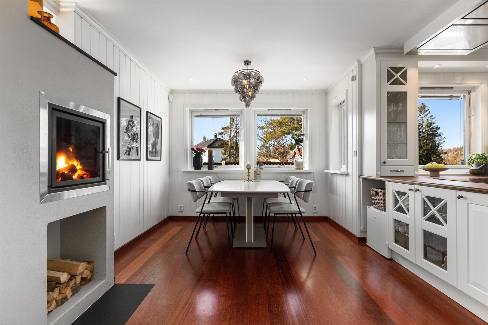 Peis ovn er flott å ha på kalde vinterdager - Peisen er tosidig inn mot stue Galleribilde