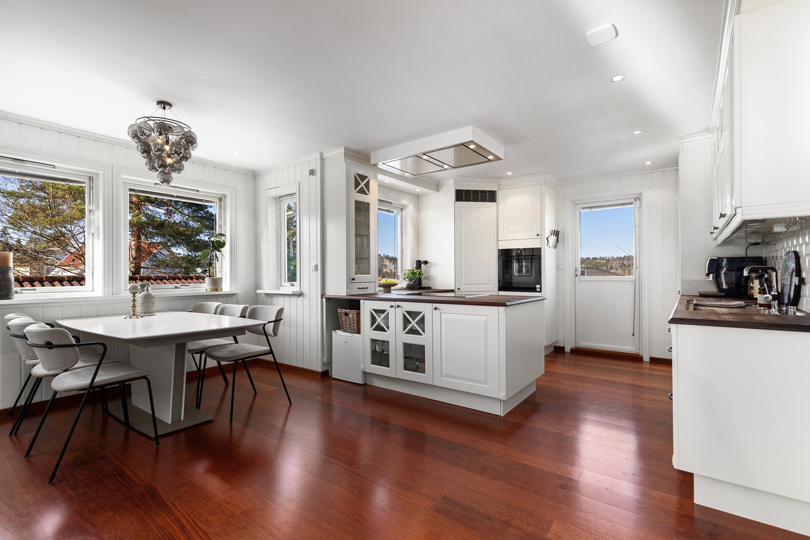 Et romslig kjøkken med plass til spisestue - Utgang til terrasse Galleribilde