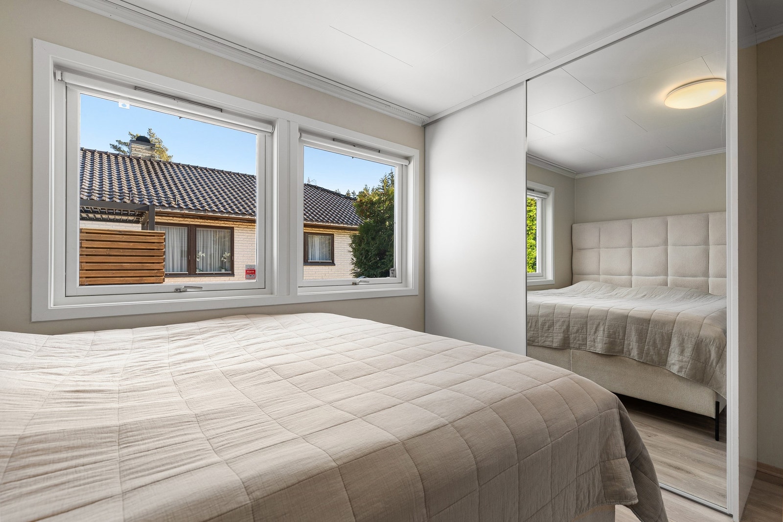 Soverom 4 ligger i 1.etg - Flott garderobeskap Galleribilde