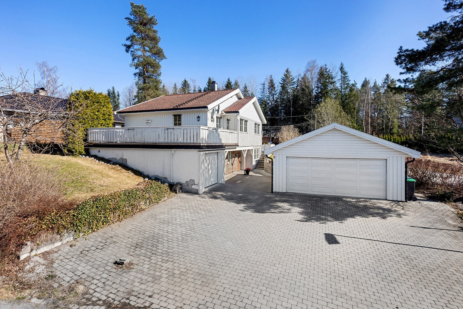 Dobbel garasje og stenlagt gårsplass Galleribilde