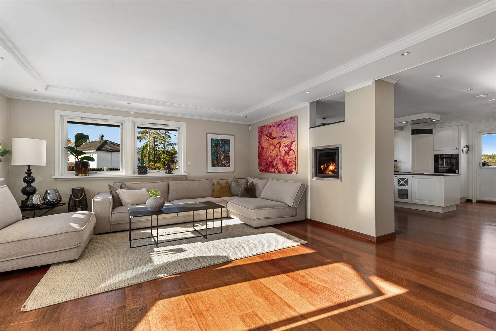 God plass til stor sofagruppe i stuen - Peisen deler stue mot kjøkken - Tosidig peis Galleribilde