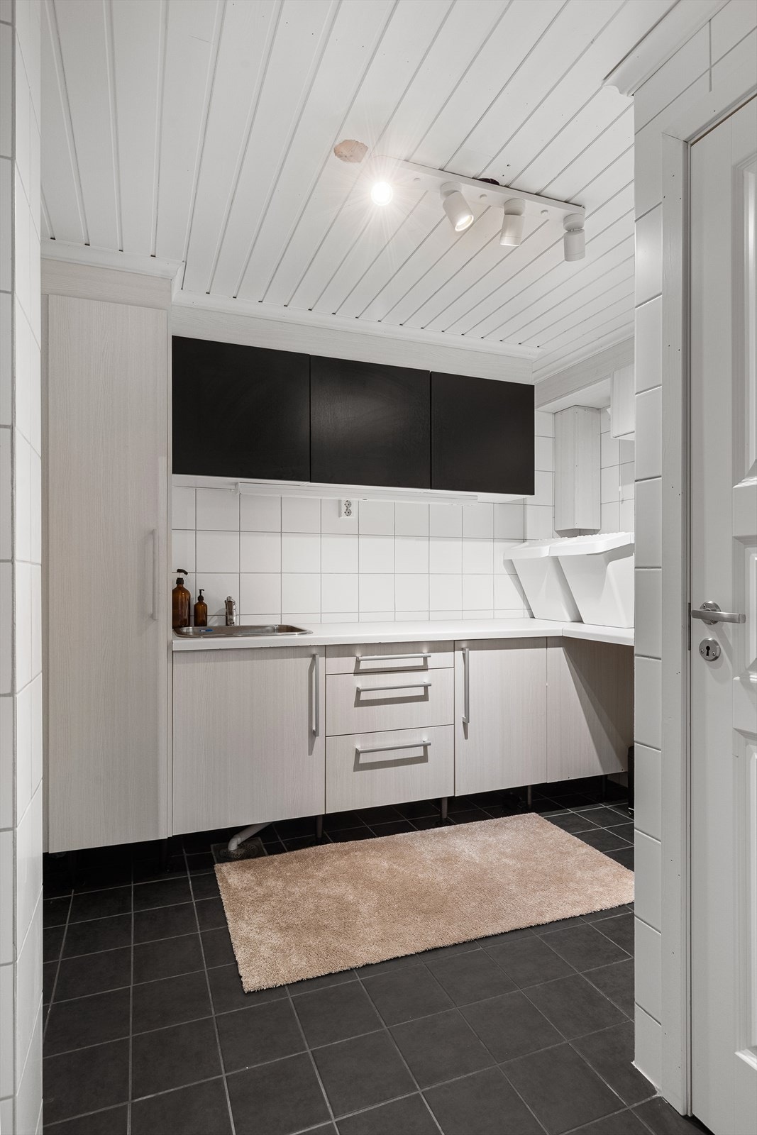 Stort og praktisk vaskerom i u.etg Galleribilde