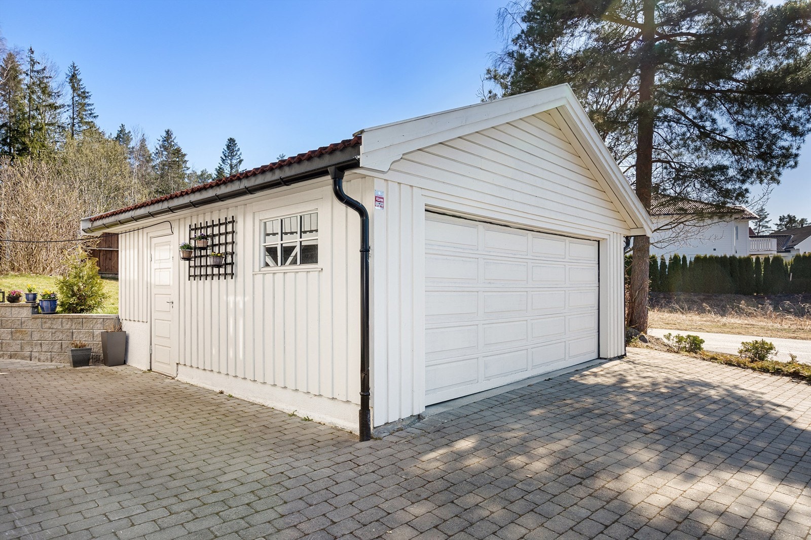 Parkering for 2 biler i dobbel garasje Galleribilde