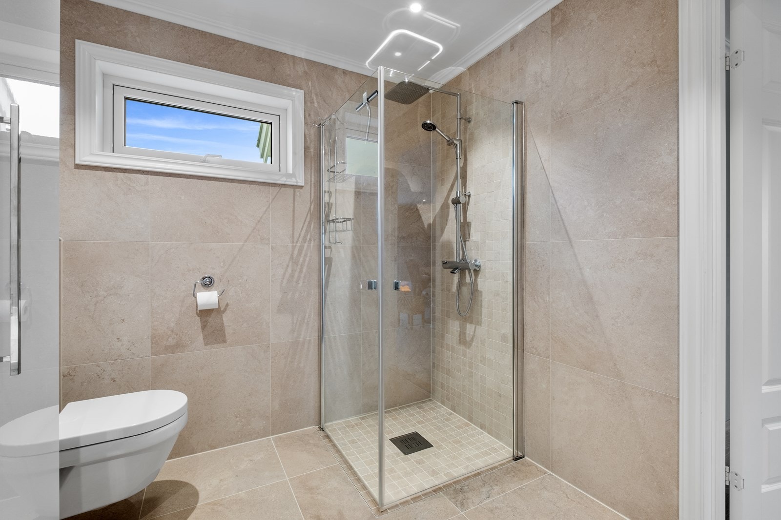 Flott og delikat bad/wc med flislagt gulv og vegger. Varmekabler i baderomsgulv. Dusjhørne, vegghengt toalett, og lys pen baderomsinnredning. Galleribilde