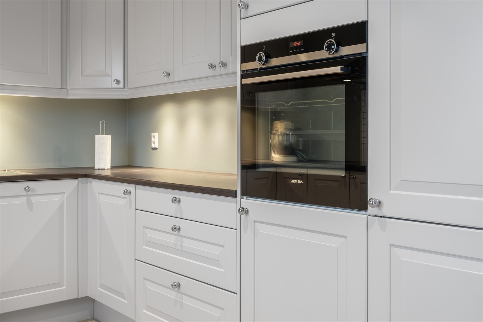 Integrert komfyr, platetopp, kjøleskap og oppvaskmaskin. Galleribilde