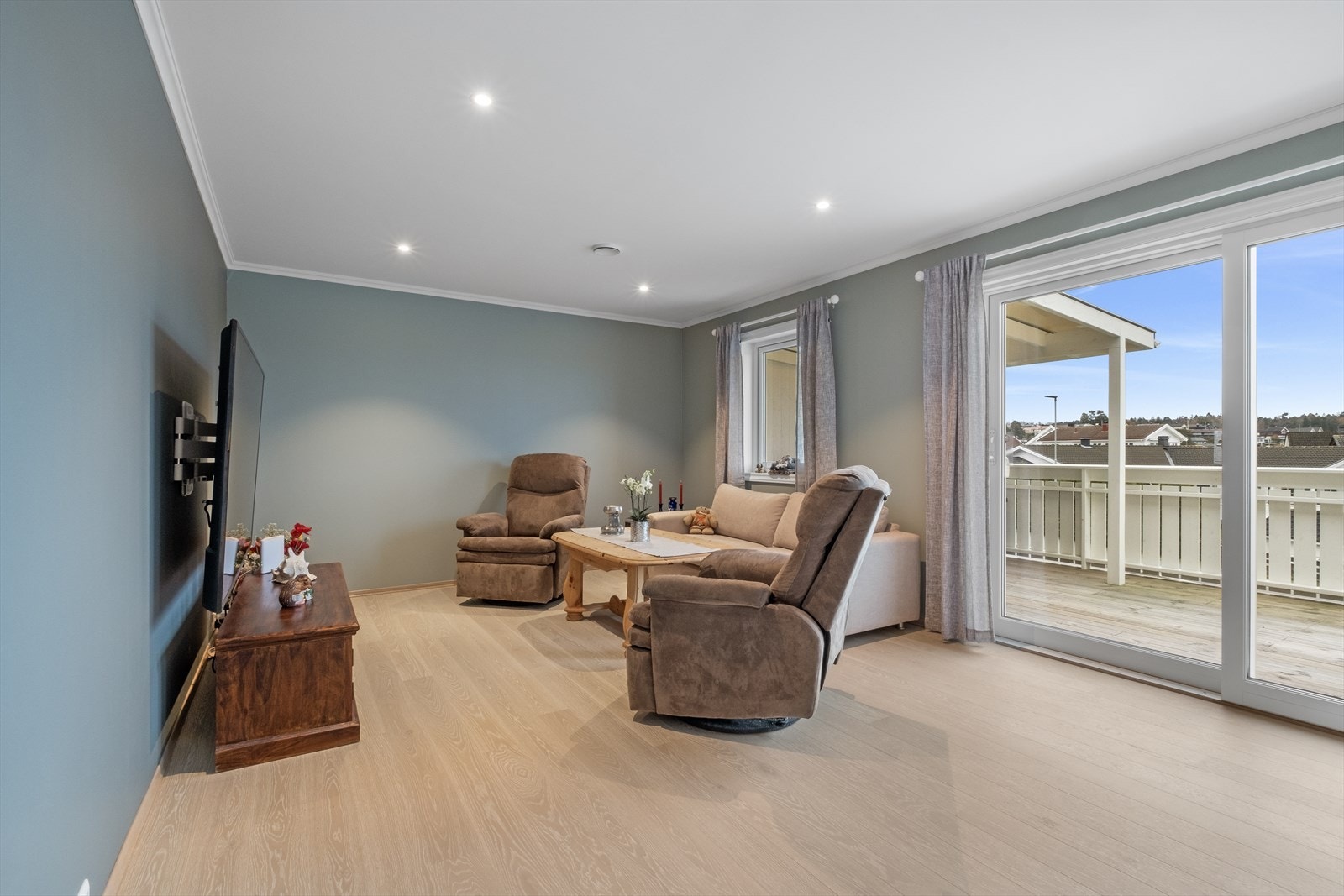 Stor og lys stue med utgang til stor solrik veranda. Spotter i Tv-stue delen. Galleribilde