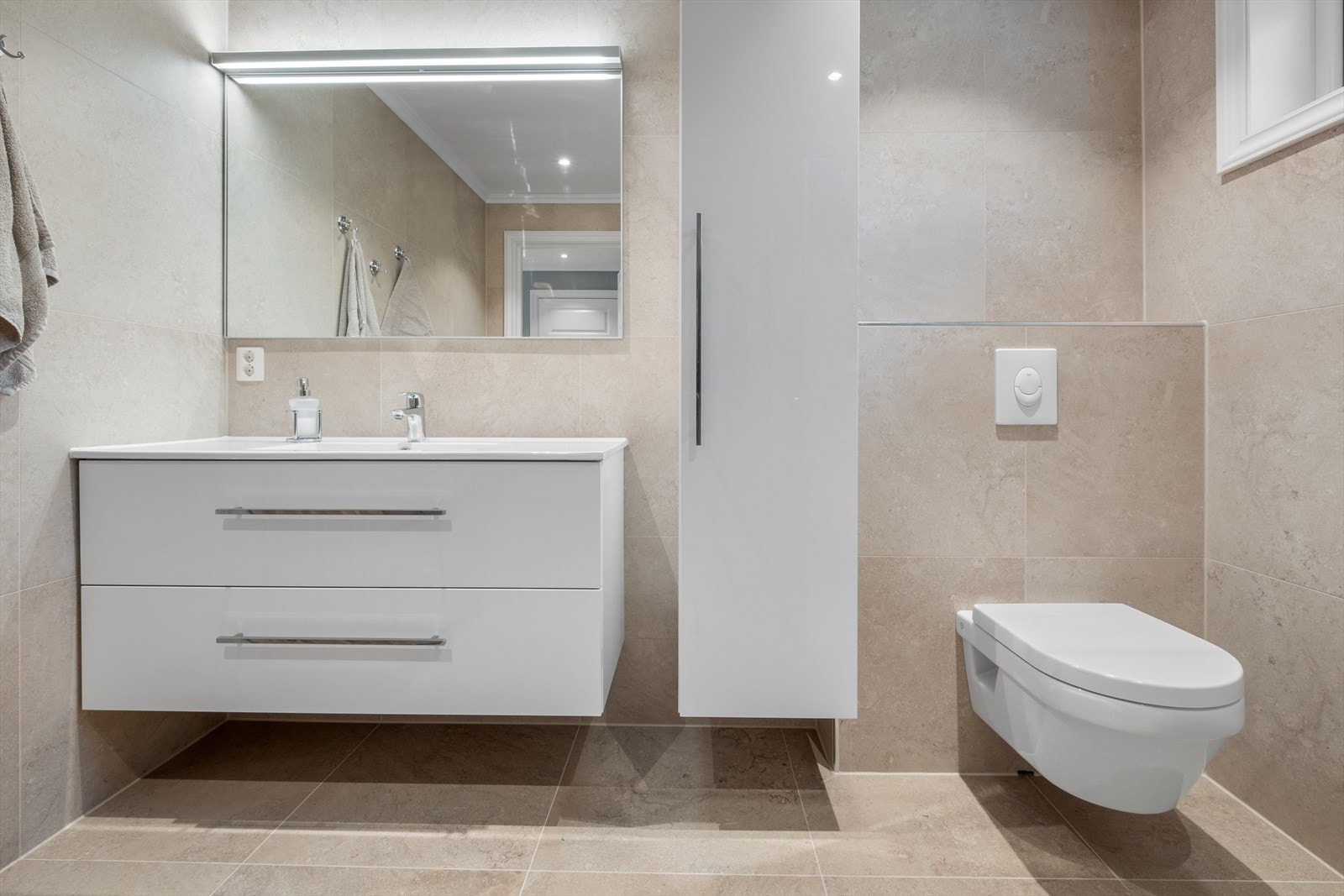 Flott og delikat bad/wc med flislagt gulv og vegger. Varmekabler i baderomsgulv. Dusjhørne, vegghengt toalett, og lys pen baderomsinnredning. Galleribilde