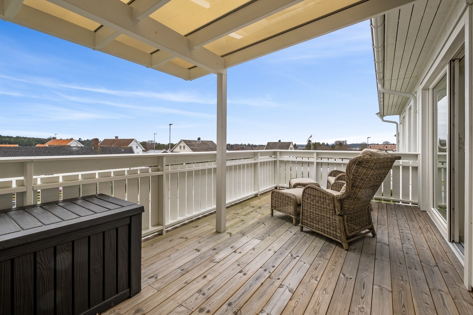 Stor solrik sydvestvendt veranda på 18 kvm. Pergola med sunglaze tak Galleribilde