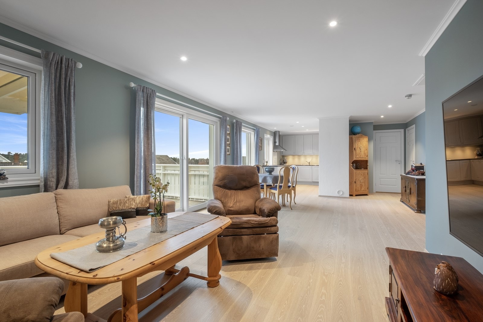 Stor og lys stue med utgang til solrik veranda. Galleribilde