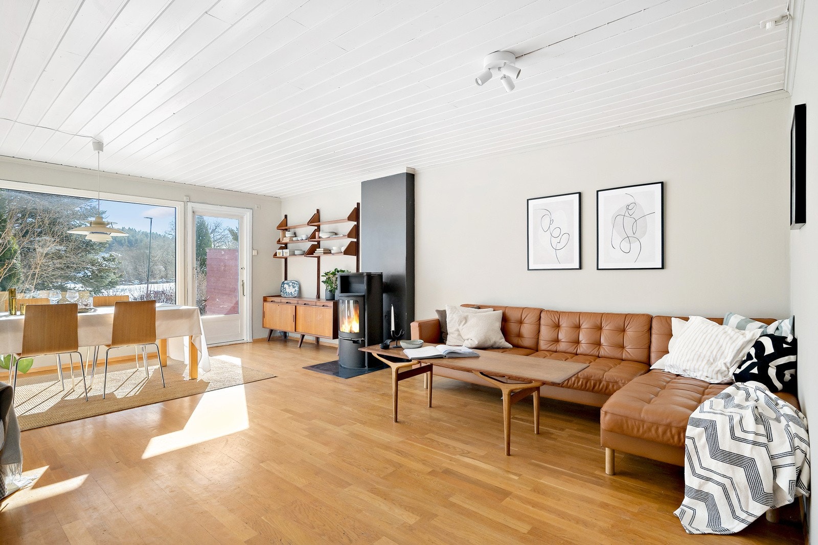 Det er god plass til sofagruppe, spisestue og møblement. Galleribilde