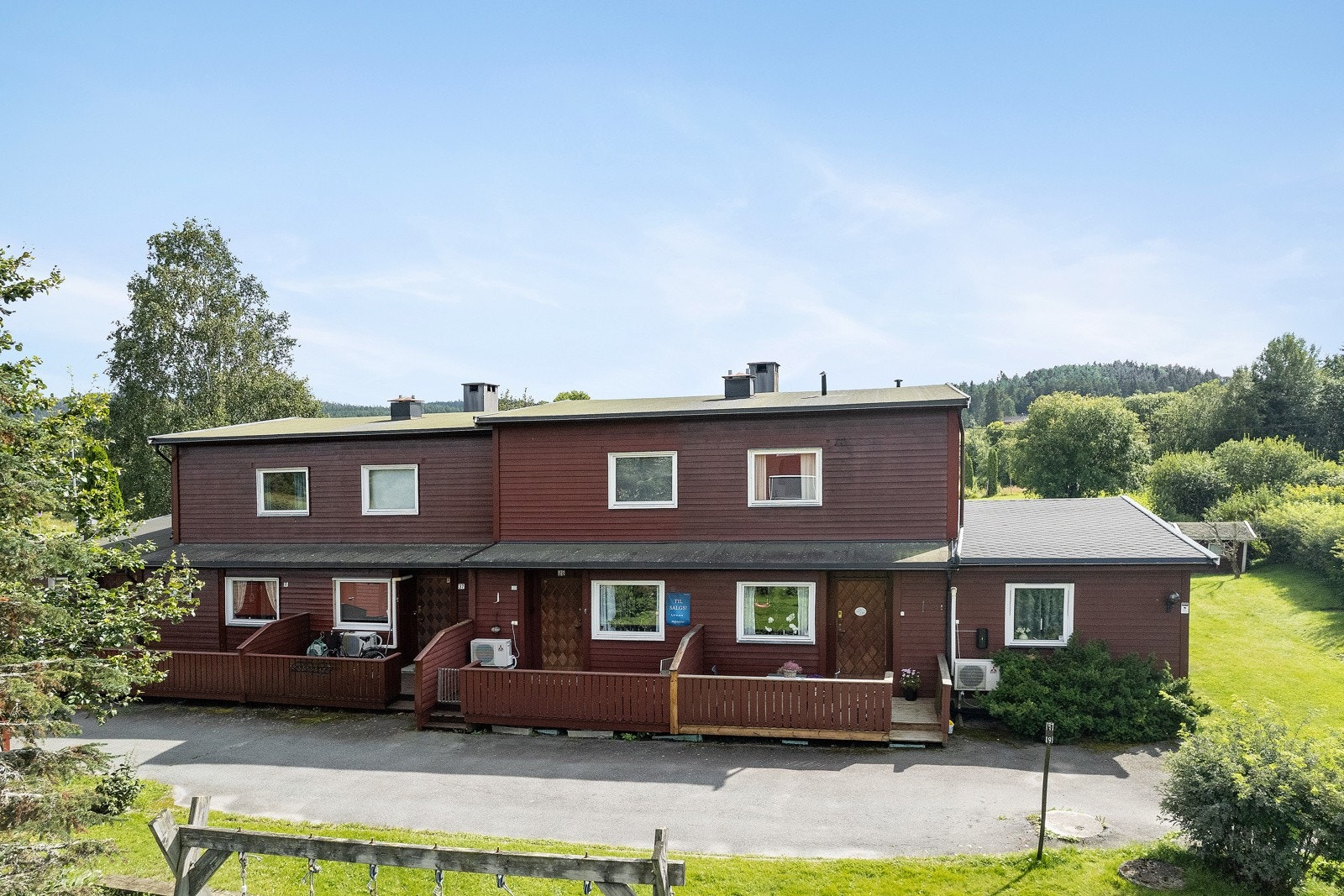 Rekken ligger innerst i blindvei, med fine fellesområder både begge sider. Galleribilde