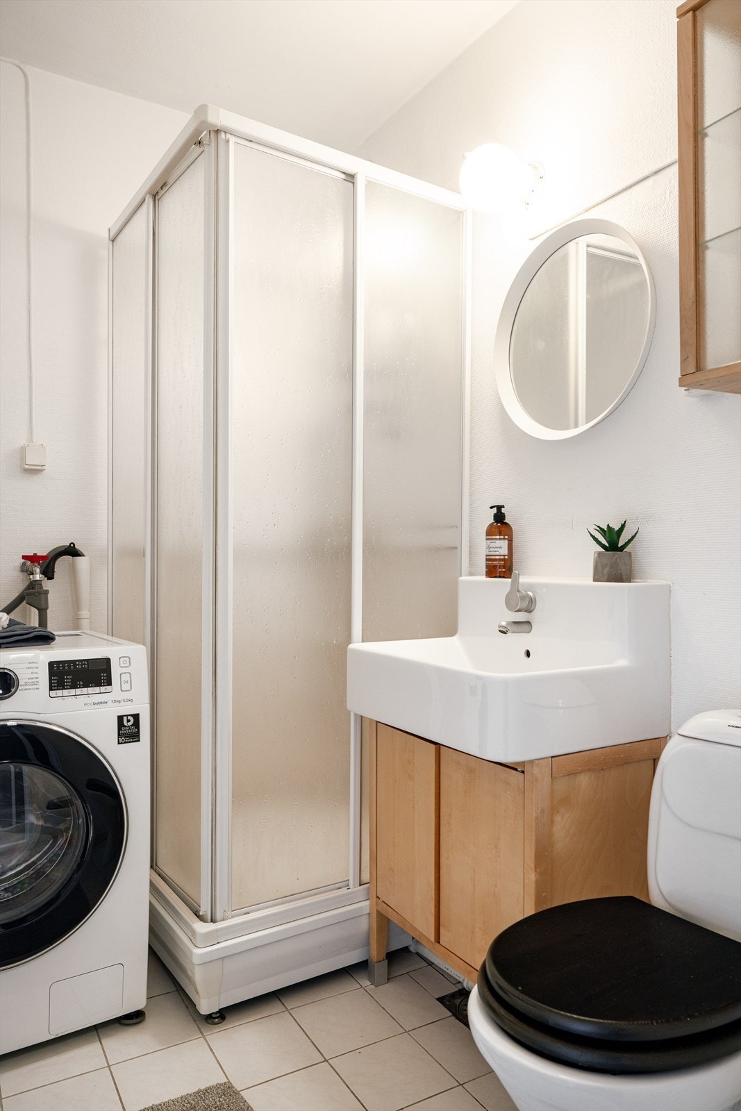 Badet har opplegg for vaskemaskin. Galleribilde