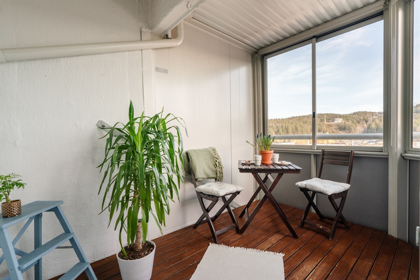 Direkte adkomst til innglasset balkong på ca. 7 kvm som fungerer som en forlenger av stuen året rundt. Galleribilde
