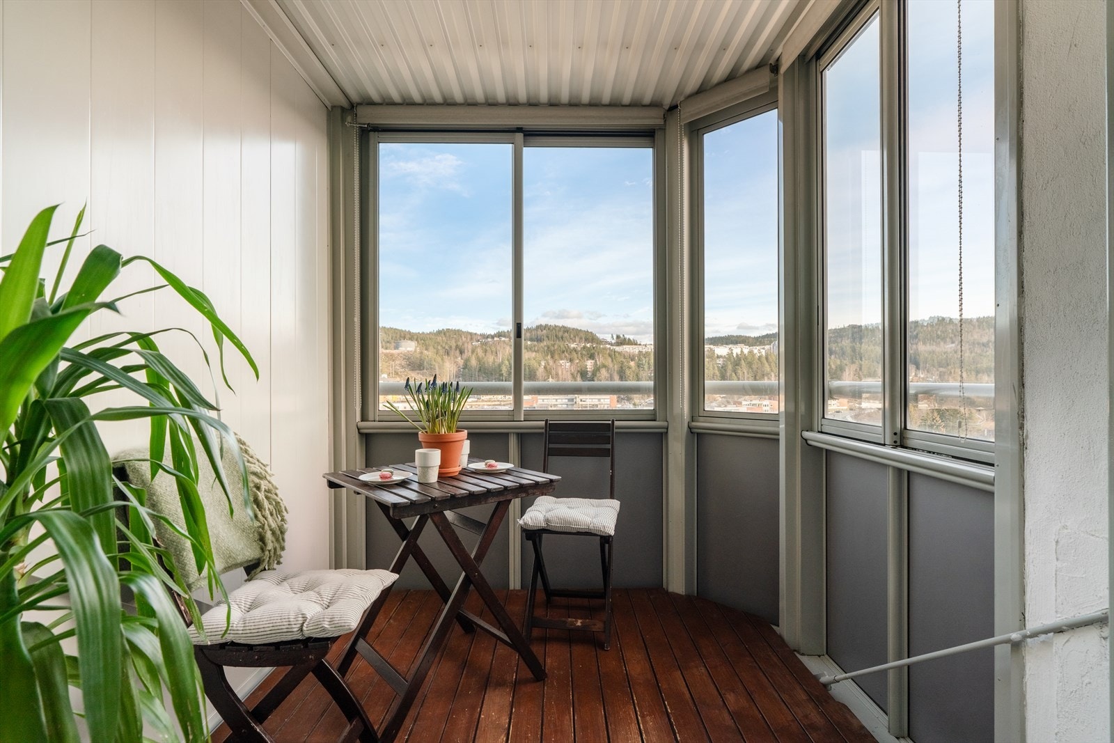 Fra stuen er det utgang til en flott innglasset balkong på ca. 7 m², som skaper en fin forlengelse av stuen. Galleribilde